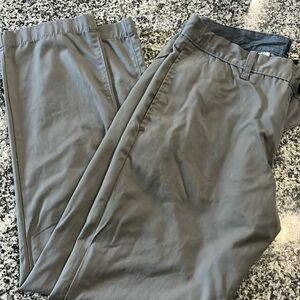 Men’s gap khakis wrinkle resistant tapered fit classic style 33x30